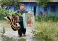 Наводнение в Молдавии. Жители спасают самое ценное