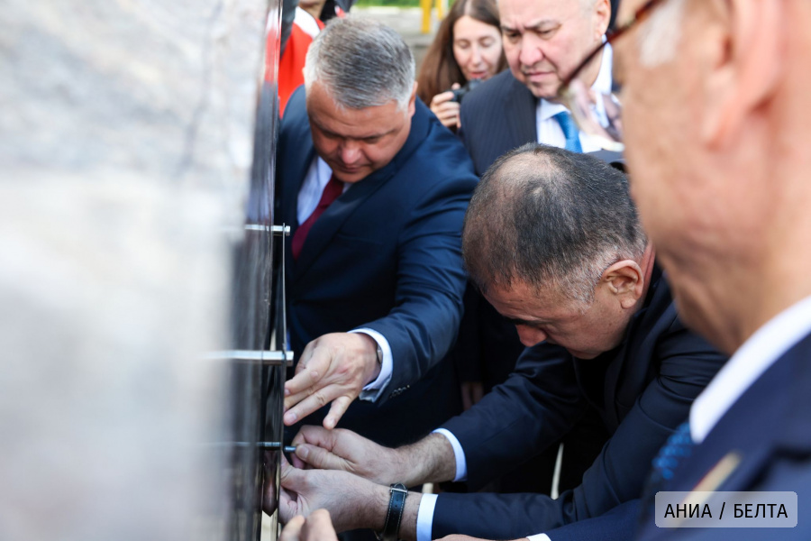 Руководители таможенных служб СНГ заложили в пункте пропуска "Брест" капсулу с посланием потомкам