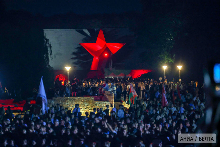 Тысячи человек приняли участие в митинге-реквиеме в Брестской крепости