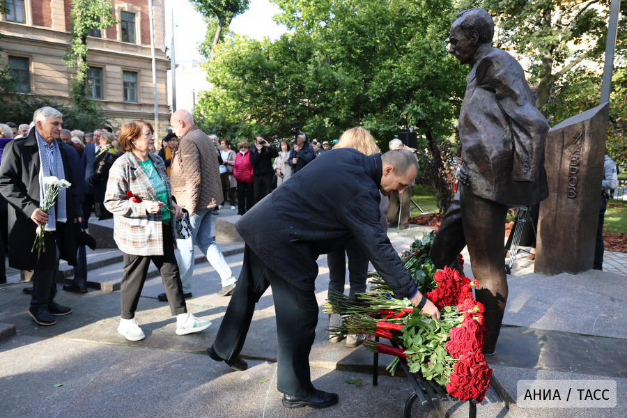 В Петербурге открыли памятник Кириллу Лаврову в день его 101-летия