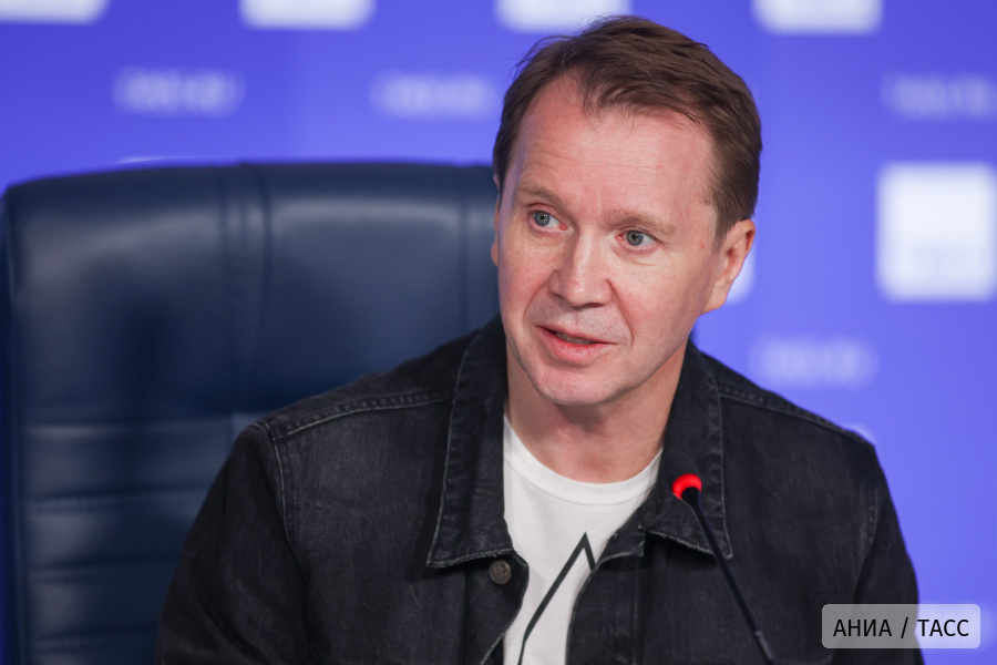 Евгений Миронов исполнил роль Гудвина в фильме "Волшебник Изумрудного города. Великий и ужасный"